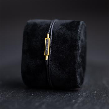 Preview: 1,5 mm schwarzes Nylonarmband mit einem vergoldeten Carbonelement - Talis Black Gold